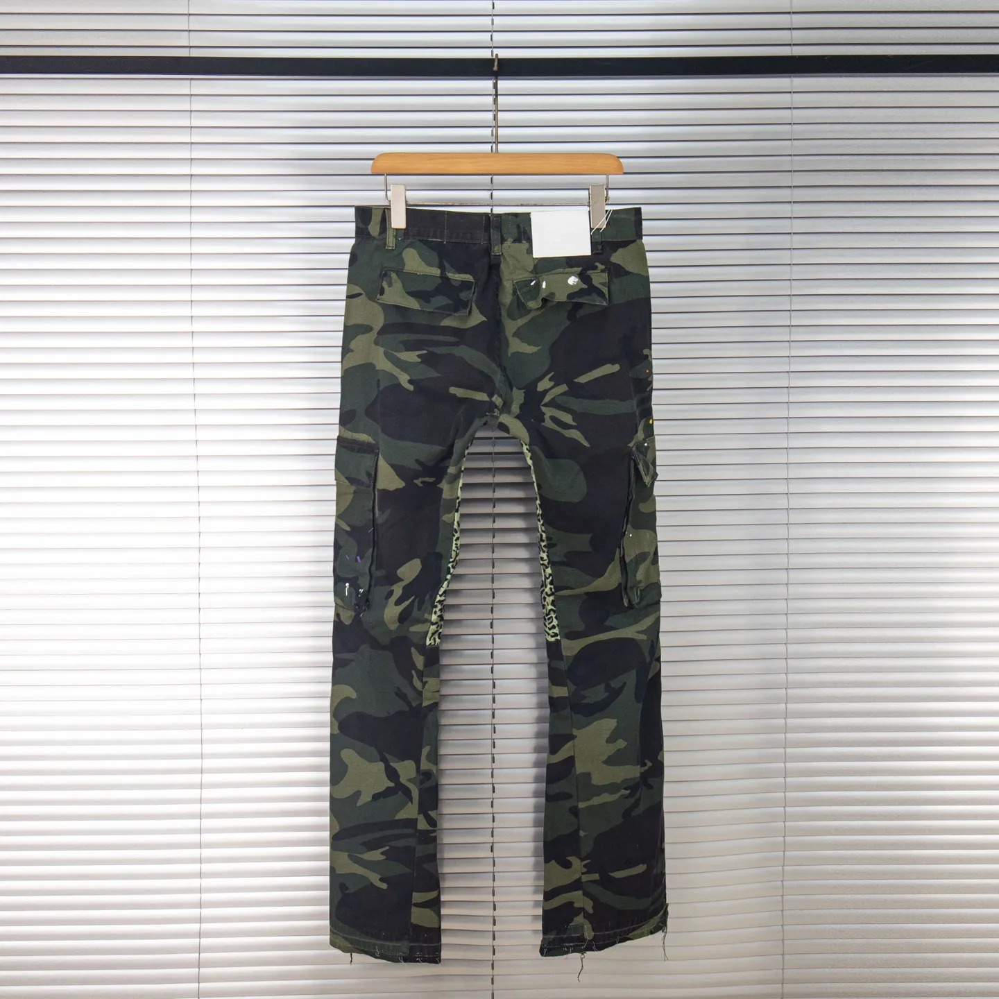 P250 Chrome Hearts Gallery 2025 new camouflage stitching multi-pocket couple bootcut jeans are a hot trend this season and are sought after by countless celebrities and fashionistas. The neat details of the cutting process add color to the playful fashion! The neat and meticulous design, and the well-fitting structure is unique. The upper body not only has outstanding recognition, but also looks younger and younger. A style with the ultimate wearing meaning and performance, gorgeous color matching, and the craftsmanship of this style is also extremely extraordinary. After the finished product is washed, it is disassembled and hand-made with sheepskin cross leather and then spliced ​​together to complete. The whole piece has too many craftsmanship to describe. It is decorated with patchwork cross flowers and high-waisted washed jeans! ! Absolutely high-end luxury product, a god-level single product, a super popular product, made by top heavy industry, a magic weapon that cannot be missed to hit the streets. Style number: 1846 Size: 28 30 32 34 36 Color: camouflage